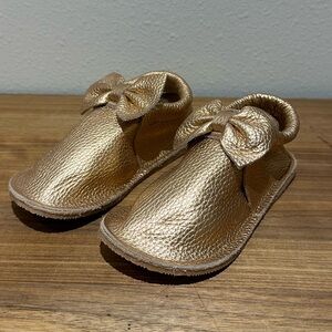 Posh Panda Youth Bow Moc, Copper Metallic, Size 11/12